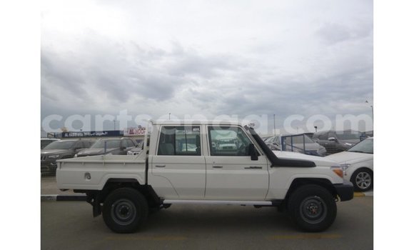 Acheter Import Voiture Toyota Land Cruiser Blanc à Import - Dubai, Hhohho Acheter Import Voiture Toyota Land Cruiser Blanc à Import - Dubai, Hhohho