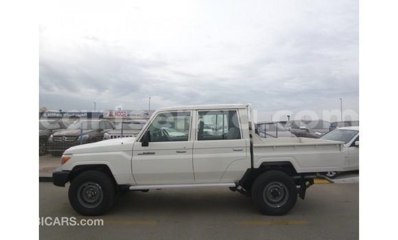Acheter Import Voiture Toyota Land Cruiser Blanc à Import - Dubai, Hhohho Acheter Import Voiture Toyota Land Cruiser Blanc à Import - Dubai, Hhohho