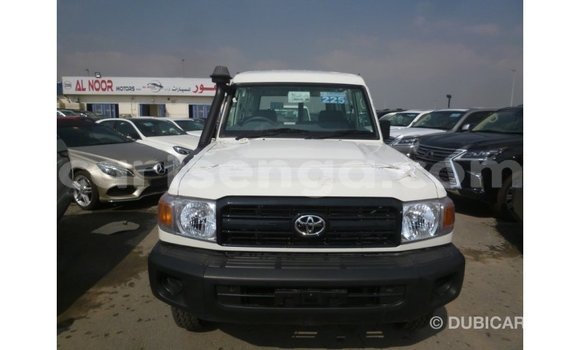 Acheter Import Voiture Toyota Land Cruiser Blanc à Import - Dubai, Hhohho Acheter Import Voiture Toyota Land Cruiser Blanc à Import - Dubai, Hhohho