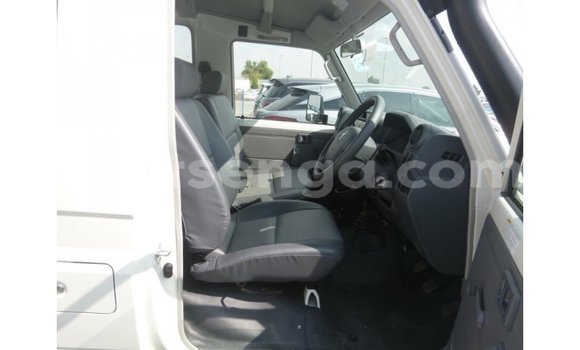 Acheter Import Voiture Toyota Land Cruiser Blanc à Import - Dubai, Hhohho Acheter Import Voiture Toyota Land Cruiser Blanc à Import - Dubai, Hhohho