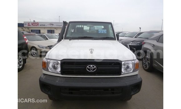 Acheter Import Voiture Toyota Land Cruiser Blanc à Import - Dubai, Hhohho Acheter Import Voiture Toyota Land Cruiser Blanc à Import - Dubai, Hhohho