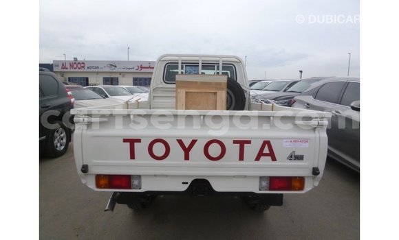Acheter Import Voiture Toyota Land Cruiser Blanc à Import - Dubai, Hhohho Acheter Import Voiture Toyota Land Cruiser Blanc à Import - Dubai, Hhohho