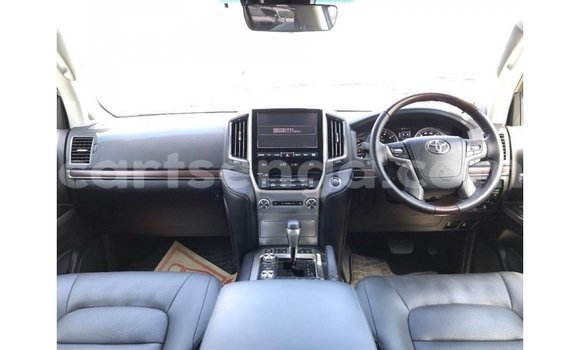 Acheter Import Voiture Toyota Land Cruiser Blanc à Import - Dubai, Hhohho Acheter Import Voiture Toyota Land Cruiser Blanc à Import - Dubai, Hhohho