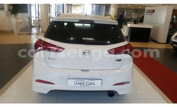Acheter Occasion Voiture Hyundai i20 Blanc à Big Bend, Lubombo District Acheter Occasion Voiture Hyundai i20 Blanc à Big Bend, Lubombo District