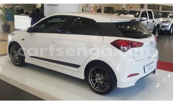 Acheter Occasion Voiture Hyundai i20 Blanc à Big Bend, Lubombo District Acheter Occasion Voiture Hyundai i20 Blanc à Big Bend, Lubombo District