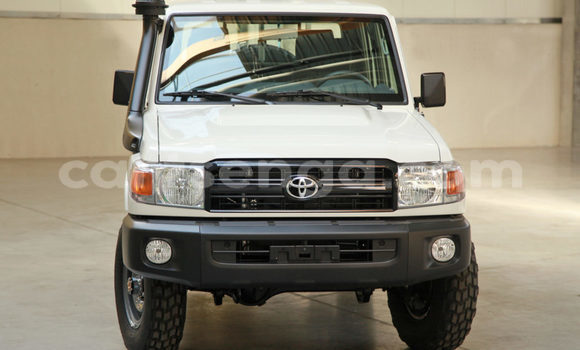 Buy Import Toyota Land Cruiser White Car in Ezulwini in Hhohho Buy Import Toyota Land Cruiser White Car in Ezulwini in Hhohho
