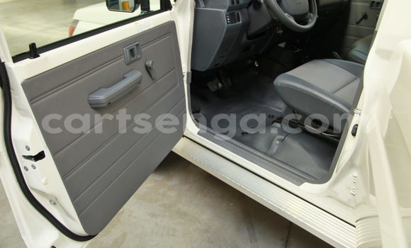 Buy Import Toyota Land Cruiser White Car in Ezulwini in Hhohho Buy Import Toyota Land Cruiser White Car in Ezulwini in Hhohho