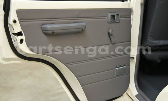 Buy Import Toyota Land Cruiser White Car in Ezulwini in Hhohho Buy Import Toyota Land Cruiser White Car in Ezulwini in Hhohho