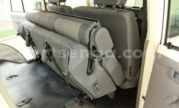 Buy Import Toyota Land Cruiser White Car in Ezulwini in Hhohho Buy Import Toyota Land Cruiser White Car in Ezulwini in Hhohho