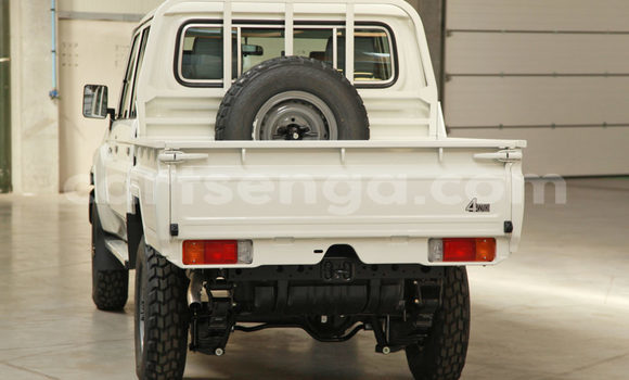 Buy Import Toyota Land Cruiser White Car in Ezulwini in Hhohho Buy Import Toyota Land Cruiser White Car in Ezulwini in Hhohho