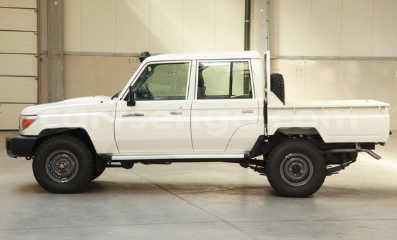 Buy Import Toyota Land Cruiser White Car in Ezulwini in Hhohho Buy Import Toyota Land Cruiser White Car in Ezulwini in Hhohho