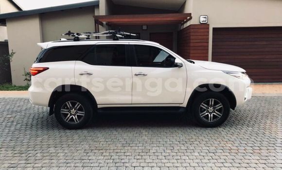 Nunua Ilio tumika Toyota Fortuner White Gari ndani ya Bhunya nchini Manzini Nunua Ilio tumika Toyota Fortuner White Gari ndani ya Bhunya nchini Manzini