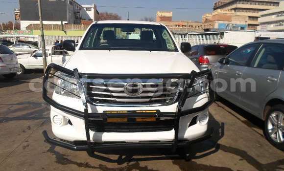 Buy Used Toyota Hilux White Car in Bhunya in Manzini Buy Used Toyota Hilux White Car in Bhunya in Manzini