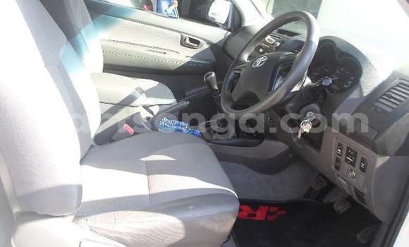 Buy Used Toyota Hilux White Car in Bhunya in Manzini Buy Used Toyota Hilux White Car in Bhunya in Manzini