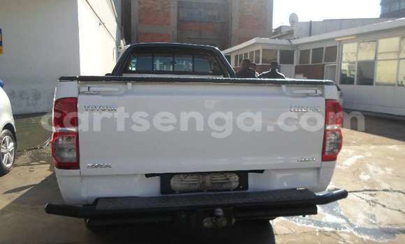 Buy Used Toyota Hilux White Car in Bhunya in Manzini Buy Used Toyota Hilux White Car in Bhunya in Manzini