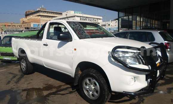 Buy Used Toyota Hilux White Car in Bhunya in Manzini Buy Used Toyota Hilux White Car in Bhunya in Manzini