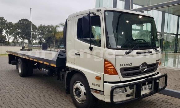 Nunua Ilio tumika Hino 300 Series White Lori ndani ya Mbabane nchini Manzini Nunua Ilio tumika Hino 300 Series White Lori ndani ya Mbabane nchini Manzini