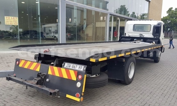 Nunua Ilio tumika Hino 300 Series White Lori ndani ya Mbabane nchini Manzini Nunua Ilio tumika Hino 300 Series White Lori ndani ya Mbabane nchini Manzini