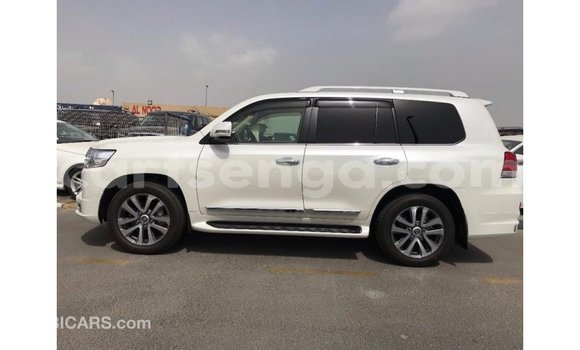 Acheter Import Voiture Toyota Land Cruiser Blanc à Import - Dubai, Hhohho Acheter Import Voiture Toyota Land Cruiser Blanc à Import - Dubai, Hhohho