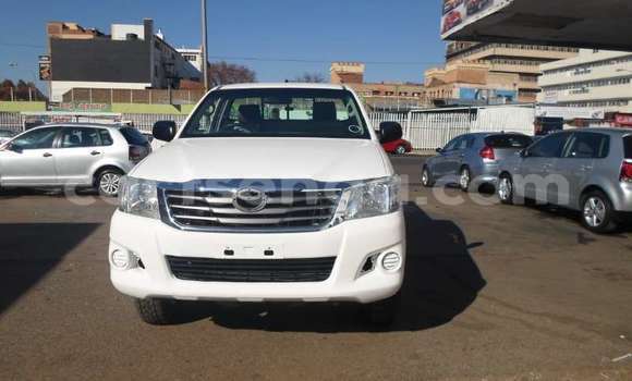 Buy Used Toyota Hilux White Car in Bhunya in Manzini Buy Used Toyota Hilux White Car in Bhunya in Manzini