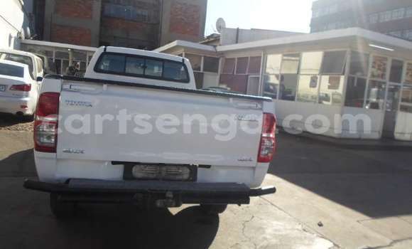 Buy Used Toyota Hilux White Car in Bhunya in Manzini Buy Used Toyota Hilux White Car in Bhunya in Manzini