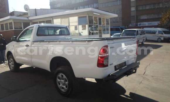 Buy Used Toyota Hilux White Car in Bhunya in Manzini Buy Used Toyota Hilux White Car in Bhunya in Manzini