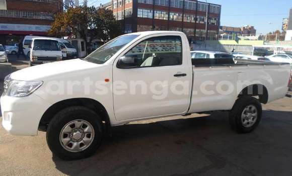 Buy Used Toyota Hilux White Car in Bhunya in Manzini Buy Used Toyota Hilux White Car in Bhunya in Manzini