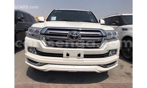 Acheter Import Voiture Toyota Land Cruiser Blanc à Import - Dubai, Hhohho Acheter Import Voiture Toyota Land Cruiser Blanc à Import - Dubai, Hhohho