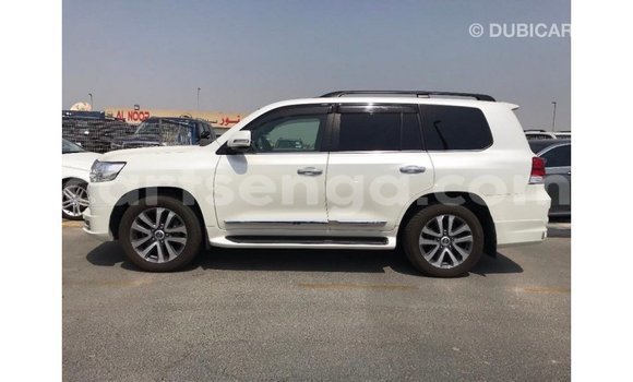 Acheter Import Voiture Toyota Land Cruiser Blanc à Import - Dubai, Hhohho Acheter Import Voiture Toyota Land Cruiser Blanc à Import - Dubai, Hhohho