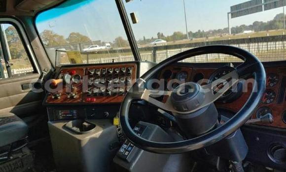 Nunua Ilio tumika Volvo F4 White Lori ndani ya Manzini nchini Manzini Nunua Ilio tumika Volvo F4 White Lori ndani ya Manzini nchini Manzini