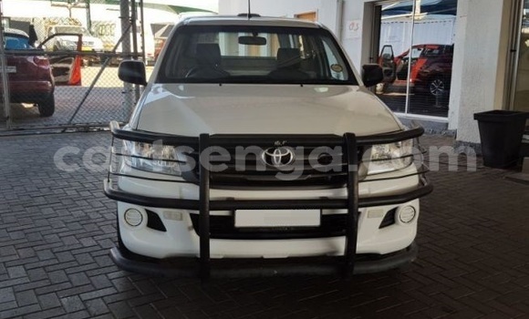 Buy Used Toyota Hilux White Car in Ezulwini in Hhohho Buy Used Toyota Hilux White Car in Ezulwini in Hhohho