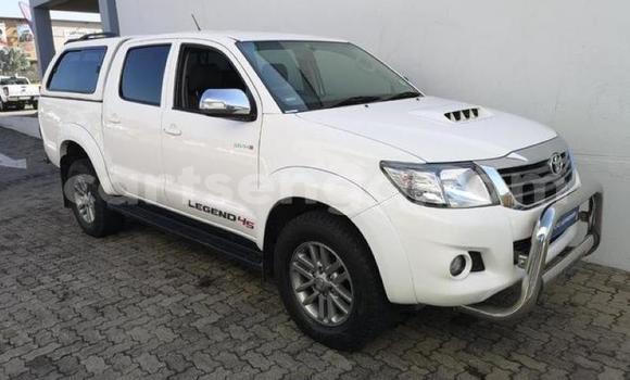 Nunua Ilio tumika Toyota Hilux White Gari ndani ya Manzini nchini Manzini Nunua Ilio tumika Toyota Hilux White Gari ndani ya Manzini nchini Manzini