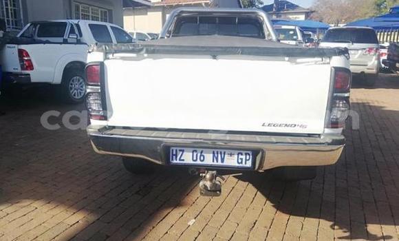 Nunua Ilio tumika Toyota Hilux White Gari ndani ya Manzini nchini Manzini Nunua Ilio tumika Toyota Hilux White Gari ndani ya Manzini nchini Manzini