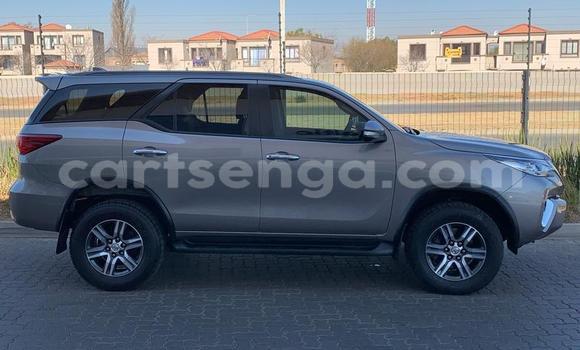 Nunua Ilio tumika Toyota Fortuner Beige Gari ndani ya Big Bend nchini Lubombo Nunua Ilio tumika Toyota Fortuner Beige Gari ndani ya Big Bend nchini Lubombo