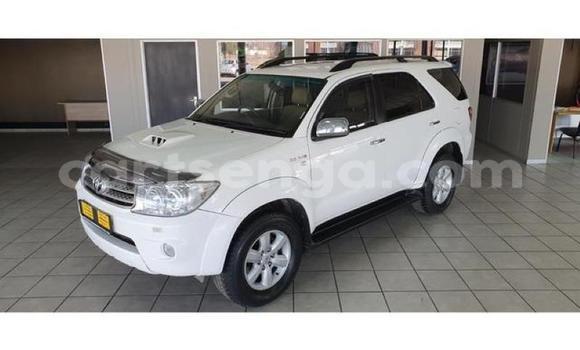 Nunua Ilio tumika Toyota Fortuner White Gari ndani ya Manzini nchini Manzini Nunua Ilio tumika Toyota Fortuner White Gari ndani ya Manzini nchini Manzini