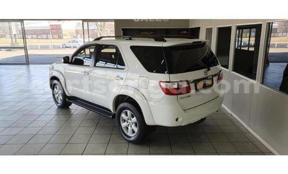 Nunua Ilio tumika Toyota Fortuner White Gari ndani ya Manzini nchini Manzini Nunua Ilio tumika Toyota Fortuner White Gari ndani ya Manzini nchini Manzini