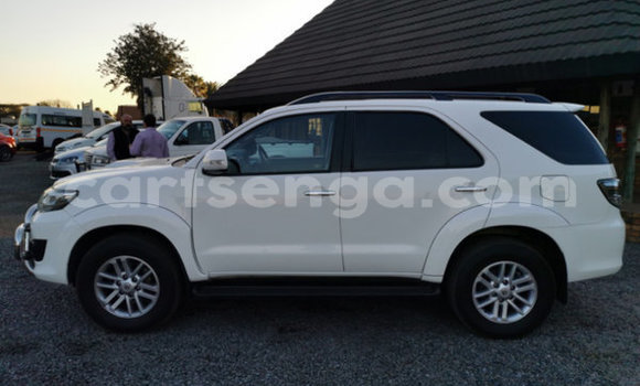 Nunua Ilio tumika Toyota Fortuner White Gari ndani ya Bulembu nchini Hhohho Nunua Ilio tumika Toyota Fortuner White Gari ndani ya Bulembu nchini Hhohho