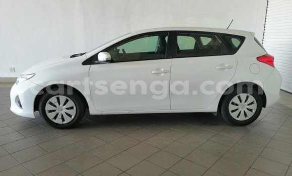 Medium with watermark 2013 toyota auris 8