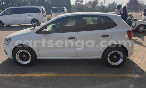 Nunua Ilio tumika Volkswagen Polo White Gari ndani ya Ezulwini nchini Hhohho Nunua Ilio tumika Volkswagen Polo White Gari ndani ya Ezulwini nchini Hhohho