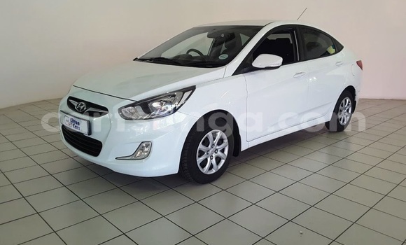 Nunua Ilio tumika Hyundai Accent White Gari ndani ya Ezulwini nchini Hhohho Nunua Ilio tumika Hyundai Accent White Gari ndani ya Ezulwini nchini Hhohho