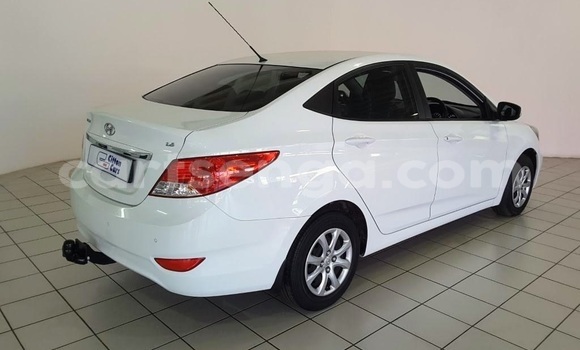 Nunua Ilio tumika Hyundai Accent White Gari ndani ya Ezulwini nchini Hhohho Nunua Ilio tumika Hyundai Accent White Gari ndani ya Ezulwini nchini Hhohho