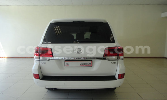 Nunua Ilio tumika Toyota Land Cruiser Prado White Gari ndani ya Ezulwini nchini Hhohho Nunua Ilio tumika Toyota Land Cruiser Prado White Gari ndani ya Ezulwini nchini Hhohho