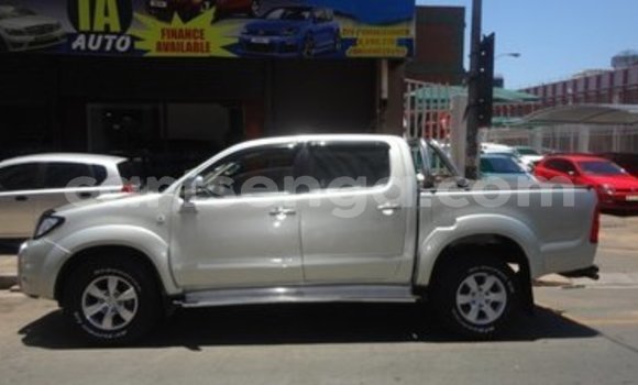 Buy Used Toyota Hilux Silver Car in Bhunya in Manzini Buy Used Toyota Hilux Silver Car in Bhunya in Manzini