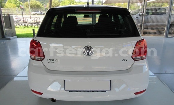 Nunua Ilio tumika Volkswagen Polo White Gari ndani ya Ezulwini nchini Hhohho Nunua Ilio tumika Volkswagen Polo White Gari ndani ya Ezulwini nchini Hhohho