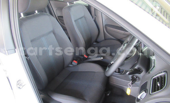 Nunua Ilio tumika Volkswagen Polo White Gari ndani ya Ezulwini nchini Hhohho Nunua Ilio tumika Volkswagen Polo White Gari ndani ya Ezulwini nchini Hhohho