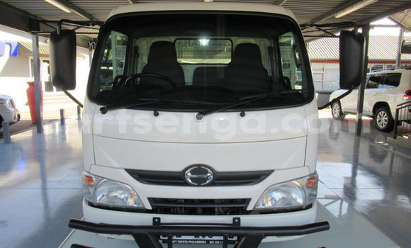 Nunua Ilio tumika Hindustan Contessa White Gari ndani ya Ezulwini nchini Hhohho Nunua Ilio tumika Hindustan Contessa White Gari ndani ya Ezulwini nchini Hhohho