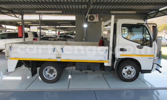 Nunua Ilio tumika Hindustan Contessa White Gari ndani ya Ezulwini nchini Hhohho Nunua Ilio tumika Hindustan Contessa White Gari ndani ya Ezulwini nchini Hhohho