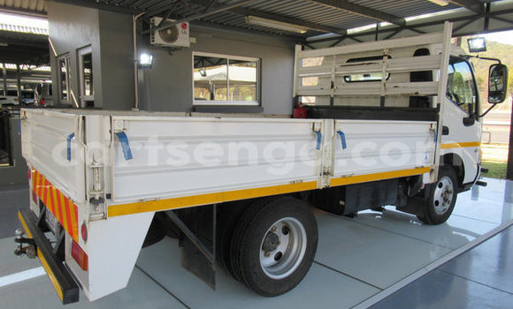 Nunua Ilio tumika Hindustan Contessa White Gari ndani ya Ezulwini nchini Hhohho Nunua Ilio tumika Hindustan Contessa White Gari ndani ya Ezulwini nchini Hhohho