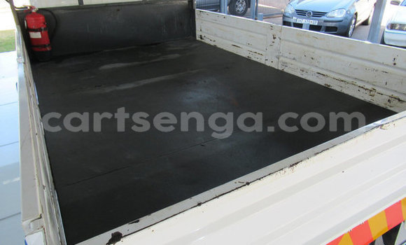 Nunua Ilio tumika Hindustan Contessa White Gari ndani ya Ezulwini nchini Hhohho Nunua Ilio tumika Hindustan Contessa White Gari ndani ya Ezulwini nchini Hhohho