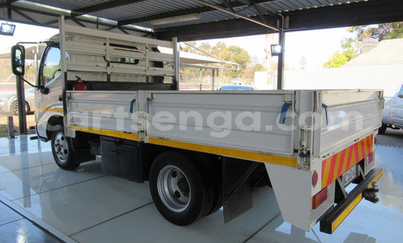 Nunua Ilio tumika Hindustan Contessa White Gari ndani ya Ezulwini nchini Hhohho Nunua Ilio tumika Hindustan Contessa White Gari ndani ya Ezulwini nchini Hhohho